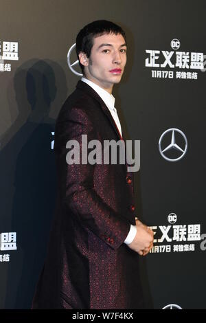 Us-amerikanischer Schauspieler und Sänger Ezra Miller wirft, während er auf dem roten Teppich für den Film 'Justice League' in Peking, China, 26. Oktober 2017 eingeht. Stockfoto