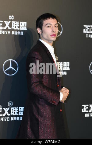 Us-amerikanischer Schauspieler und Sänger Ezra Miller wirft, während er auf dem roten Teppich für den Film 'Justice League' in Peking, China, 26. Oktober 2017 eingeht. Stockfoto