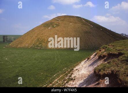 Silbury Hill, Wiltshire aus dem Westen, 20. Jahrhundert. Künstler: CM Dixon. Stockfoto