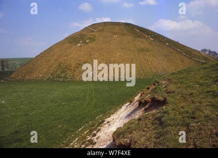 Silbury Hill, Wiltshire aus dem Westen, 20. Jahrhundert. Künstler: CM Dixon. Stockfoto