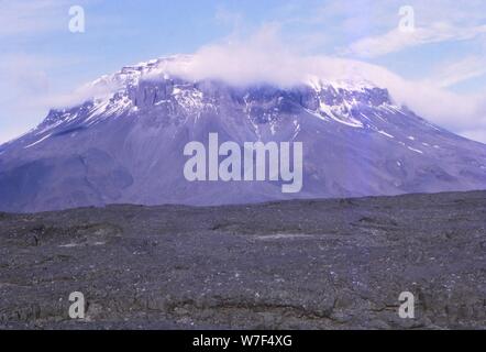 Herdubreid mit alten Lava, Island des 20. Jahrhunderts. Künstler: CM Dixon. Stockfoto