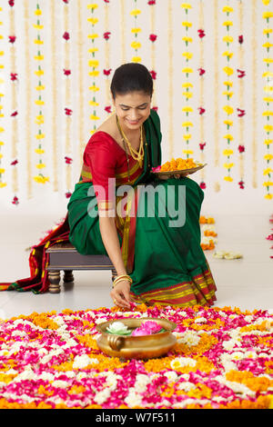 Südindische Frau machen rangoli Stockfoto