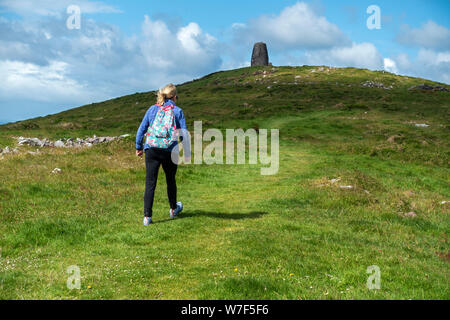 Wanderweg bis Ballymacadoyle Hügel zu Eask Turm auf der Halbinsel Dingle in der Grafschaft Kerry, Republik von Irland Stockfoto