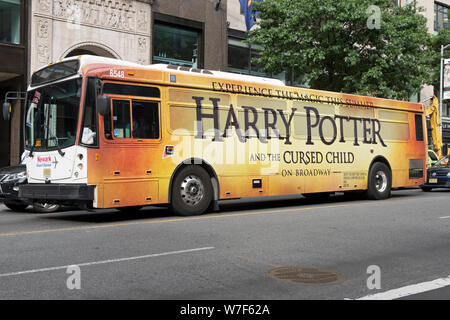 Eine Airport Express Bus mit einem riesigen Werbung für die Harry Potter Spielen auf den Broadway. Auf der West 42nd Street in Manhattan, New York City. Stockfoto