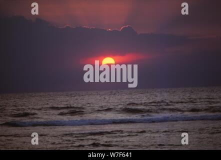 Sonnenuntergang über dem indischen Ozean in Hikkaduwa, Sri Lanka, 20. Jahrhundert. Künstler: CM Dixon. Stockfoto