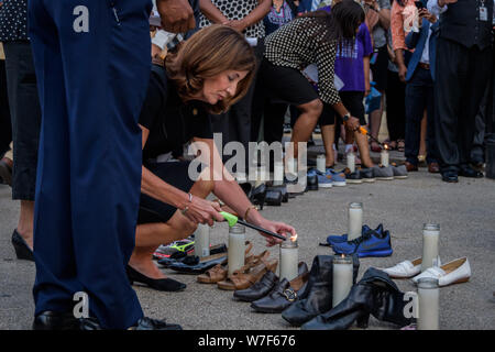 New Yorker gegen Waffengewalt, Jugend gegen Waffen, Schwule gegen Waffen, Borough Präsident Eric L. Adams, bürgerlichen Rechte Rechtsanwalt Norman Siegel, Alexandria Ocasio Cortez, zahlreiche Lokale gewählte Beamte und andere Fürsprecher für eine Mahnwache in Prospect Park versammelt, am 5. August 2019 das Leben in den letzten Massenerschießungen in Brownsville, Dayton, El Paso verloren zu beklagen, und Gilroy, verurteilte die Schwankung in der Gun Gewalt in der ganzen Stadt und Land, und mit der Aufforderung an die Gesetzgeber im Bund eine echte Waffe Reform zu erlassen. (Foto von Erik McGregor/Pacific Press) Stockfoto