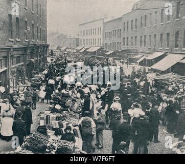 "Petticoat Lane - der Markt am Sonntagmorgen in vollem Gange", 1901. Künstler: unbekannt. Stockfoto