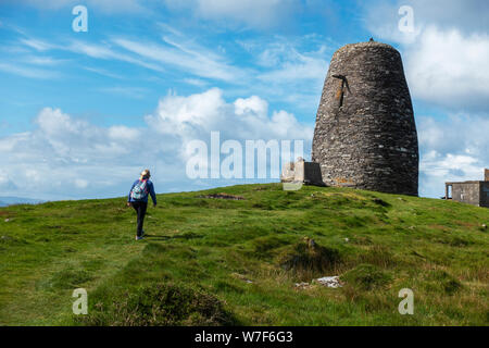 Wanderweg bis Ballymacadoyle Hügel zu Eask Turm auf der Halbinsel Dingle in der Grafschaft Kerry, Republik von Irland Stockfoto