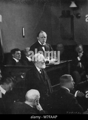 "Churchill den Nachweis über den Vorfall der Sidney Street", 1911, (1945). Künstler: unbekannt. Stockfoto