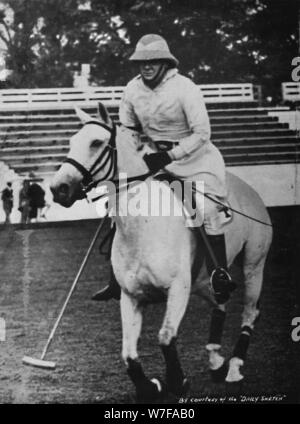 "Trotz großer Verantwortung könnte das Lieblingsspiel des Polo nicht vernachlässigt werden", c1930s, (1945) Künstler: unbekannt. Stockfoto