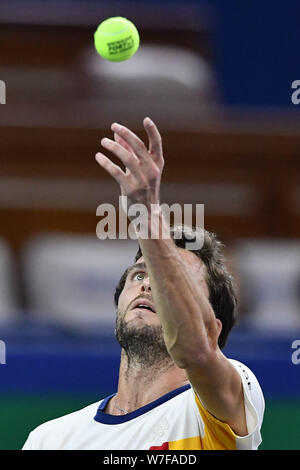 Gilles Simon von Frankreich serviert gegen Aljaz Bedene von England in der zweiten Runde der Männer singles während der Shanghai Rolex Masters 2017 Stockfoto