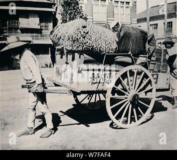 "Die Japaner sind nicht Sklave der Besitztümer. Die meisten können durch Handwagen umziehen ", 1900, (1921).  Künstler: Julian Leonard Street. Stockfoto