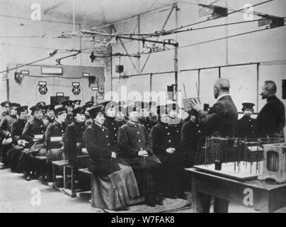 "Deutsche Frauen als Straßenbahn Arbeiter in Berlin", 1915. Künstler: unbekannt. Stockfoto