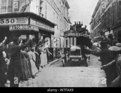 "Britische Truppen einen Empfang von motor van in einer französischen Stadt eintreffen", 1915. Künstler: unbekannt. Stockfoto