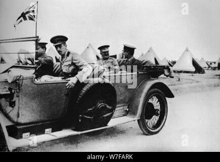 "General Sir John Maxwell, Kommandeur der ägyptischen Truppen, Autofahren durch eines der Camps", 1915. Künstler: unbekannt. Stockfoto