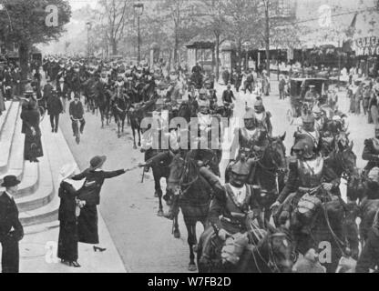 "Französische Kürassiere Reiten durch die Straßen von Paris auf ihrem Weg an die Front", 1914. Künstler: unbekannt. Stockfoto