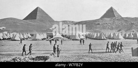 "Die australischen Truppen in Ägypten lagerten in der Nähe der Pyramiden", 1914. Künstler: unbekannt. Stockfoto