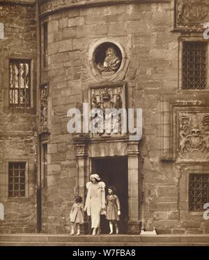 "Die Königin an Ihrer alten Heimat", Glamis Castle, c 1936 (1937). Artist: Unbekannt. Stockfoto