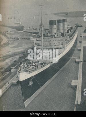 "Ankunft der RMS Cunard White Star Liner Queen Mary King George V Graving Dock', 1936. Artist: Unbekannt. Stockfoto