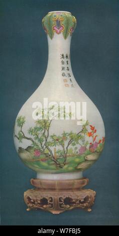 "Ein weiterer Blick auf die gleiche Vase mit chinesischer Beschriftung', 1736-1796, (1927). Künstler: Edward F fremd, unbekannt. Stockfoto