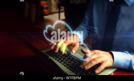 Man tippt auf Laptop mit Data Cloud Hologramm-Bildschirm über die Tastatur. Computing, Online Storage und Dokument Archiv Konzept. Natürliche Hand Kamera s Stockfoto