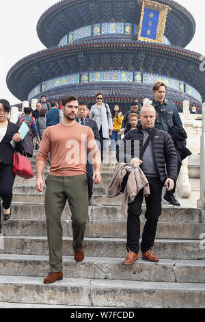 Der britische Schauspieler Henry Cavill, Links, Besuche der Tempel des Himmels in schweren Smog in Peking, China, 27. Oktober 2017. Stockfoto