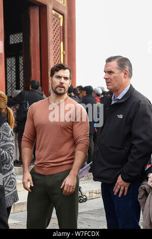 Der britische Schauspieler Henry Cavill, Links, Besuche der Tempel des Himmels in schweren Smog in Peking, China, 27. Oktober 2017. Stockfoto