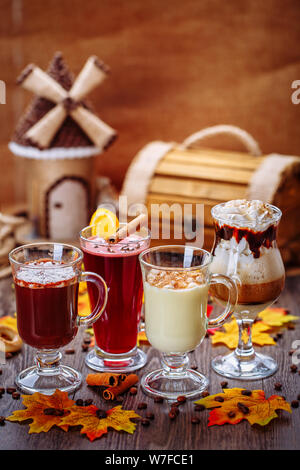 Cocktails im Restaurant. Köstliche Desserts. Herbsttapete. Stockfoto