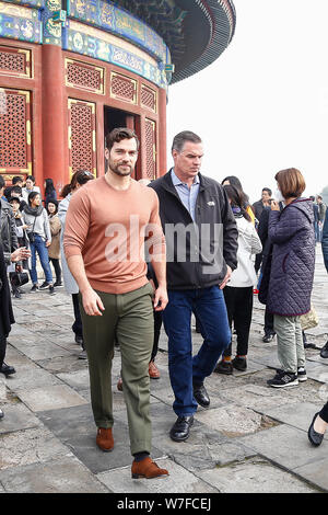 Der britische Schauspieler Henry Cavill, Links, Besuche der Tempel des Himmels in schweren Smog in Peking, China, 27. Oktober 2017. Stockfoto