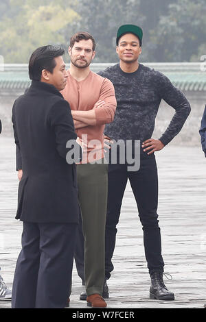 Der britische Schauspieler Henry Cavill, Links, und amerikanische Stadium Schauspieler Ray Fisher besuchen den Tempel des Himmels in heavy Smog in Peking, China, 27. Oktober 2017. Stockfoto