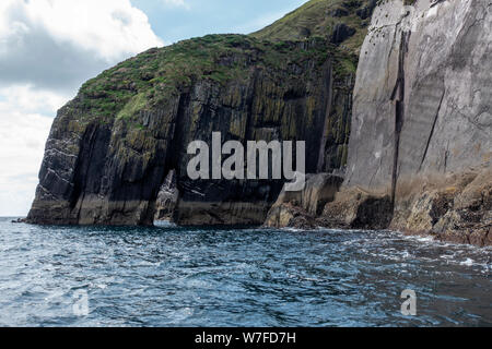 Sea arch gesehen vom Boot - Halbinsel Dingle in der Grafschaft Kerry, Republik von Irland Stockfoto