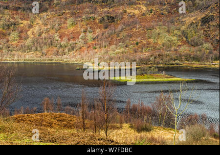 Blick auf die Oberläufe von Loch Leven an einem Februarmorgen in North West Scotland. Loch Leven ist ein Meeresloch und verläuft in Loch Lhinnie. Stockfoto