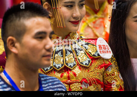 Eine chinesische Modell zeigt golden Zubehör am Stand von Sunfeel während der 2017 Shenzhen International Schmuck Messe im Shenzhen Convention & Stockfoto