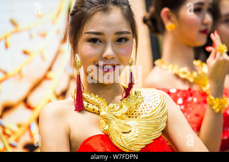 Eine chinesische Modell zeigt golden Zubehör am Stand von Sunfeel während der 2017 Shenzhen International Schmuck Messe im Shenzhen Convention & Stockfoto