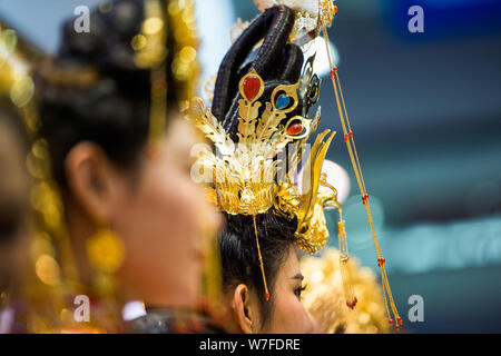 Chinesische Modelle anzeigen Golden Zubehör am Stand von Sunfeel während der 2017 Shenzhen International Schmuck Messe im Shenzhen Convention & E Stockfoto