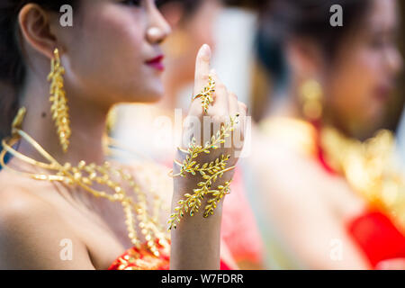 Eine chinesische Modell zeigt golden Zubehör am Stand von Sunfeel während der 2017 Shenzhen International Schmuck Messe im Shenzhen Convention & Stockfoto