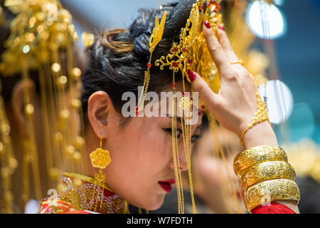 Eine chinesische Modell zeigt golden Zubehör am Stand von Sunfeel während der 2017 Shenzhen International Schmuck Messe im Shenzhen Convention & Stockfoto