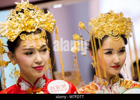 Chinesische Modelle anzeigen Golden Zubehör am Stand von Sunfeel während der 2017 Shenzhen International Schmuck Messe im Shenzhen Convention & E Stockfoto