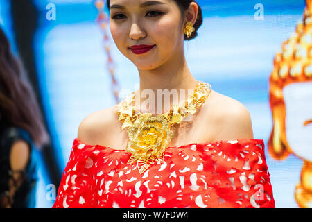 Eine chinesische Modell zeigt golden Zubehör am Stand von Sunfeel während der 2017 Shenzhen International Schmuck Messe im Shenzhen Convention & Stockfoto