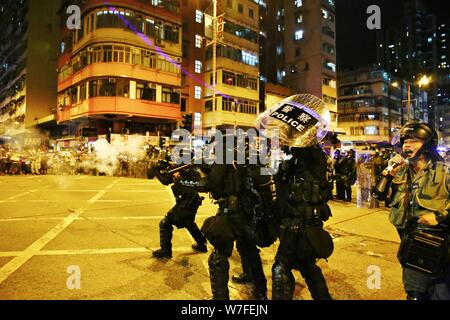 Hongkong, China. 05 Aug, 2019. Hong Kong Ausschreitungen fort in mehr als 15 Bezirken während des Generalstreiks. Bereitschaftspolizei bei Sham Shui Po. Credit: Gonzales Foto/Alamy leben Nachrichten Stockfoto