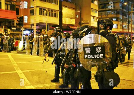 Hongkong, China. 05 Aug, 2019. Hong Kong Ausschreitungen fort in mehr als 15 Bezirken während des Generalstreiks. Bereitschaftspolizei bei Sham Shui Po. Credit: Gonzales Foto/Alamy leben Nachrichten Stockfoto