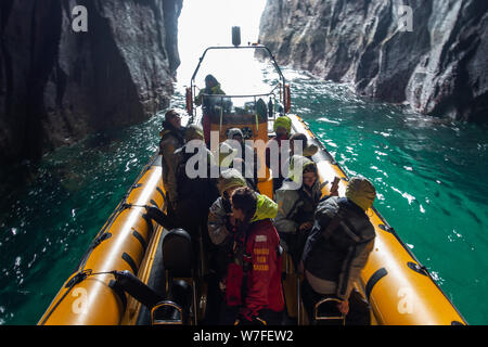 Blick vom Boot im Meer Höhle - Halbinsel Dingle in der Grafschaft Kerry, Republik von Irland Stockfoto