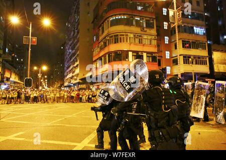 Hongkong, China. 05 Aug, 2019. Hong Kong Ausschreitungen fort in mehr als 15 Bezirken während des Generalstreiks. Bereitschaftspolizei bei Sham Shui Po. Credit: Gonzales Foto/Alamy leben Nachrichten Stockfoto
