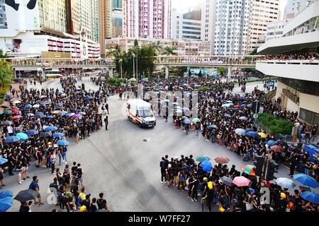 Hongkong, China. 05 th, August 2019. Hong Kong Ausschreitungen fort in mehr als 15 Bezirken während des Generalstreiks. Hier Demonstranten besetzen, Castle Peak Road, Tsuen Wan District. Stockfoto