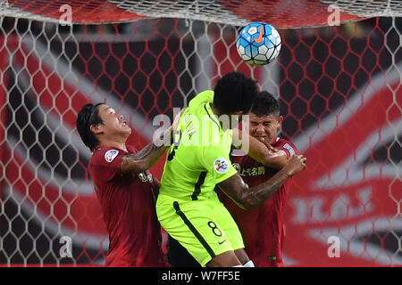 Brasilianische Fußballspieler Rafael Silva von Japans Urawa Red Diamonds, Mitte, Köpfe die Kugel gegen Cai Huikang, Links, und der brasilianische Fußballspieler Stockfoto