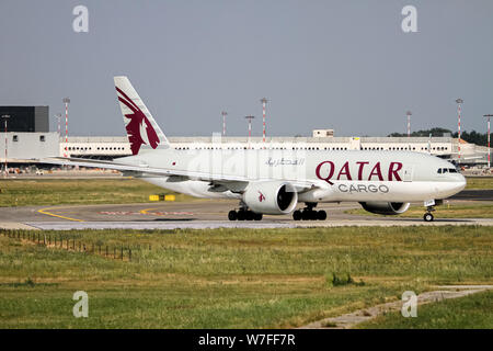 Qatar Airways Cargo Boeing 777-FDZ (A7-BFD) für Start in Mailand - Malpensa (MXP/LIMC) Italy bereit Stockfoto