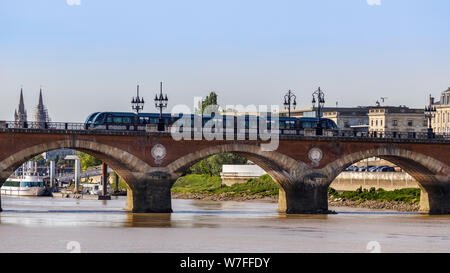 Nähert sich der 1822 Pont de Pierre, oder Steinerne Brücke, Bordeaux. Für 17 Bögen bekannt, die gleiche Nummer wie Buchstaben in Napoleon Bonaparte. Straßenbahn Route. Stockfoto