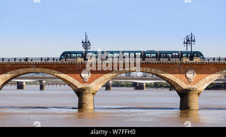 Nähert sich der 1822 Pont de Pierre, oder Steinerne Brücke, Bordeaux. Für 17 Bögen bekannt, die gleiche Nummer wie Buchstaben in Napoleon Bonaparte. Straßenbahn Route.