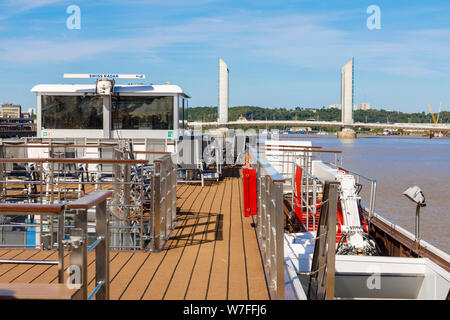 Boote Blick auf 2013 Jacques Chaban-Delmas Brücke Pont Jacques Chaban-Delmas, über dem Fluss Garonne, Bordeaux, Frankreich. Heben Sie die längste Brücke in Europa. Stockfoto