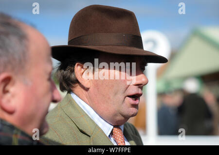 Jump racing kehrt in Hereford Racecourse, Donnerstag, 6. Oktober 2016. Trainer Nicky Henderson, Andrew Tinkler auf eher die öffnung Hurdle Race gewinnen beobachtet. Stockfoto